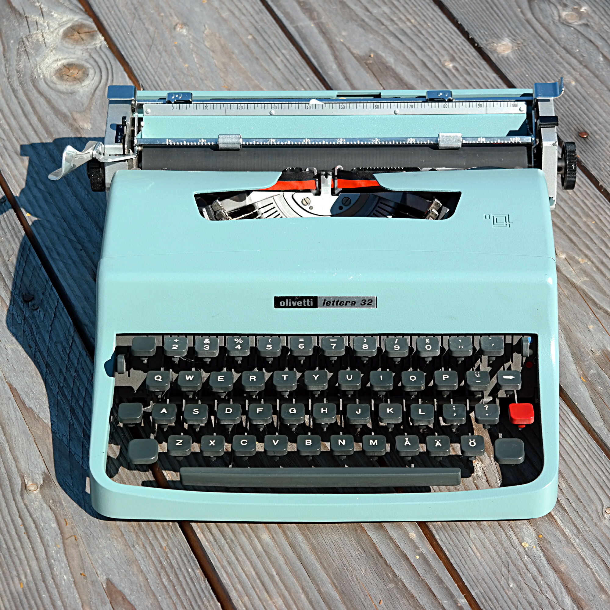 Olivetti Lettera 32 Typewriter Ultra portable Aqua Blue Teal 1960’s Full Working Order