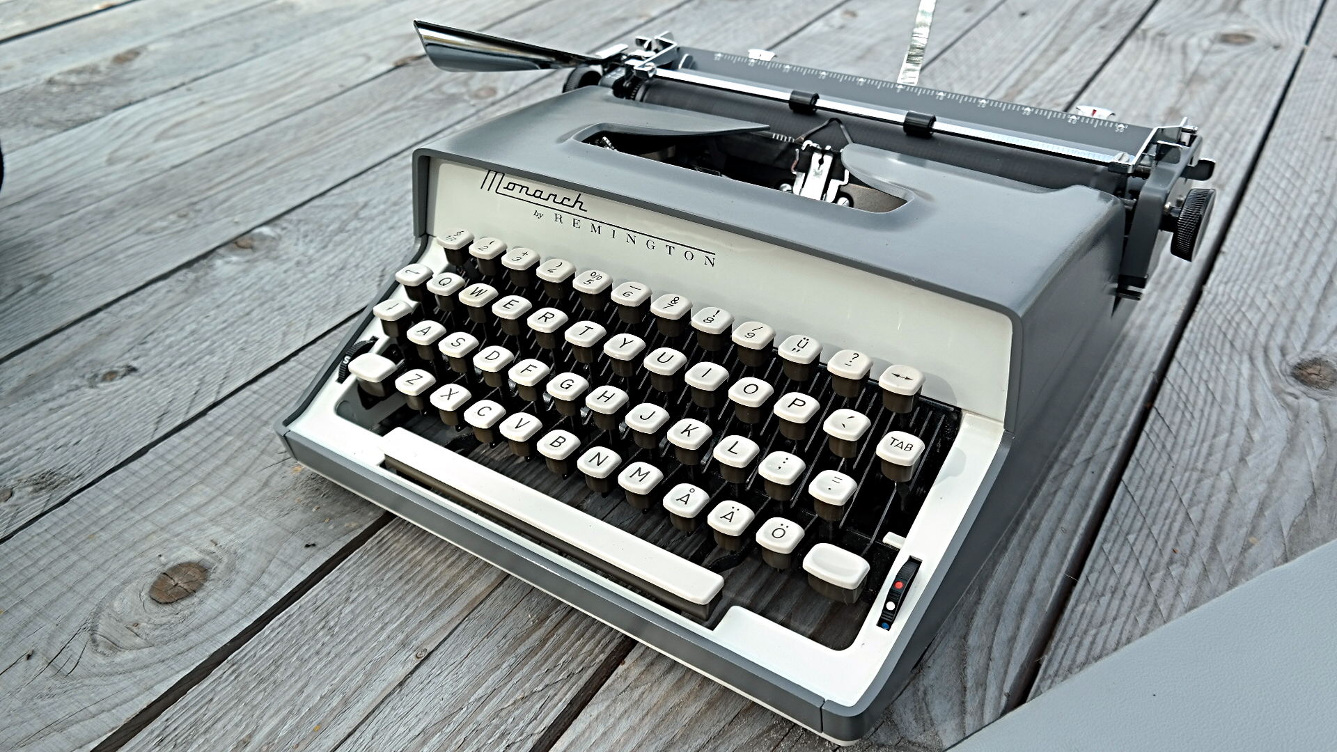Remington Monarch Portable Typewriter / working typewriter for sale + Original case & key QWERTY made in Holland